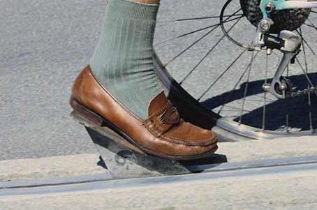 Detalle del pie de ciclista con calcetines y zapatos