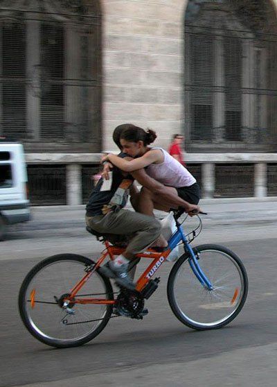 Pareja de enamorados compartiendo bicicleta