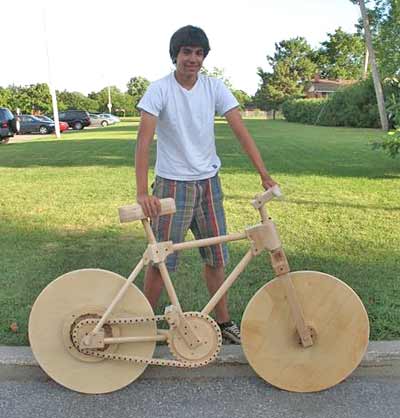 Marco Faccional y su bicicleta de madera