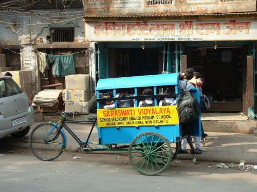 Transporte escolar en bicicleta en Nueva Delhi | Autor: Jubidee