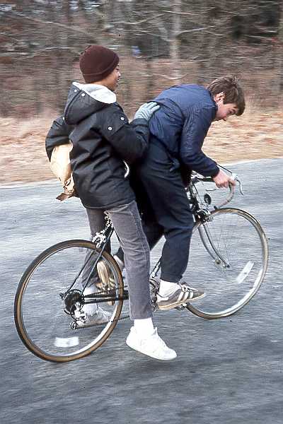 Dos chicos comparten una bicicleta