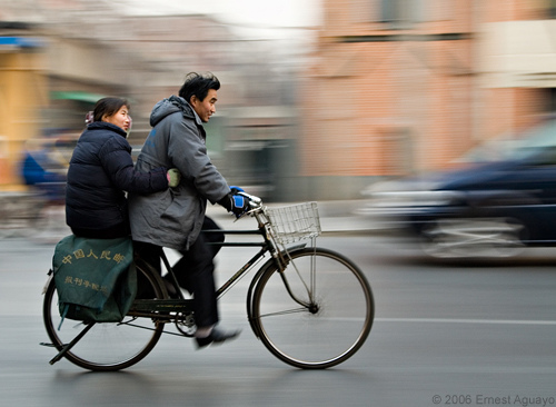 Pareja comparte bicicleta en Beijin