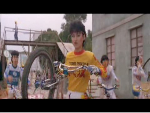 Escena de la pelea de bicis BMX de la película Lady is the Boss