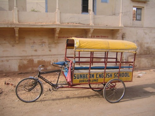 Triciclo escolar en Varanasi | Autor: David