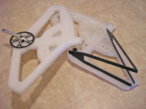 Prototipo de bicicleta de plástico desmontada