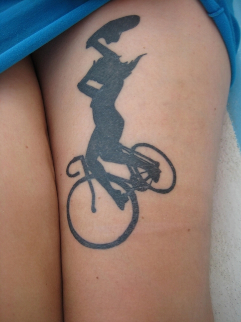 Tatuaje de chica en bicicleta en la pierna