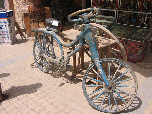 Bicicleta de madera en Kashgar, China | Autoría: Ken Power