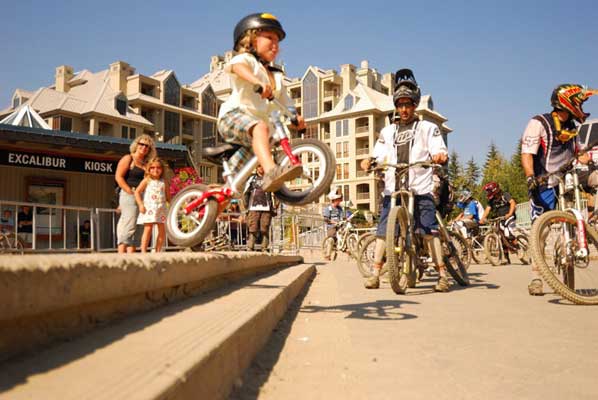 Jackson Goldstone demostrando su habilidad con una bicicleta sin pedales